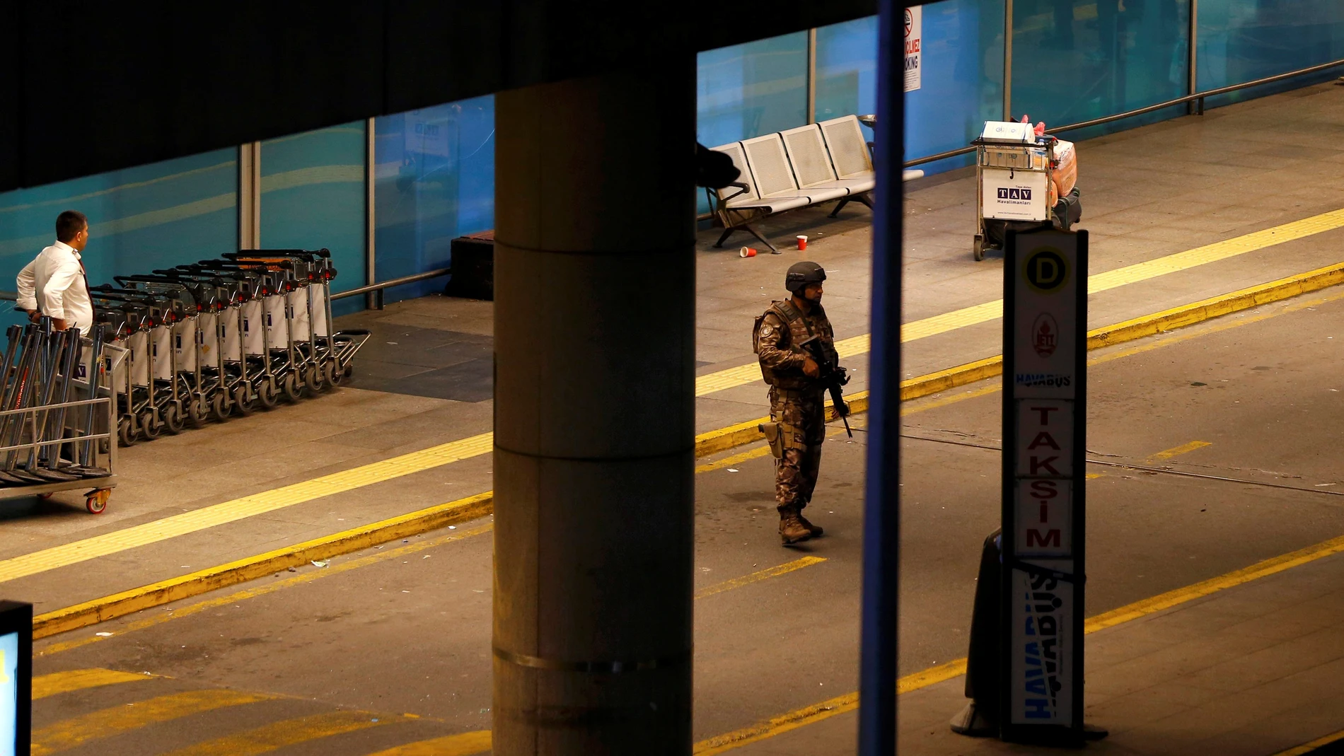 Un militar turco en el aeropuerto de Estambul