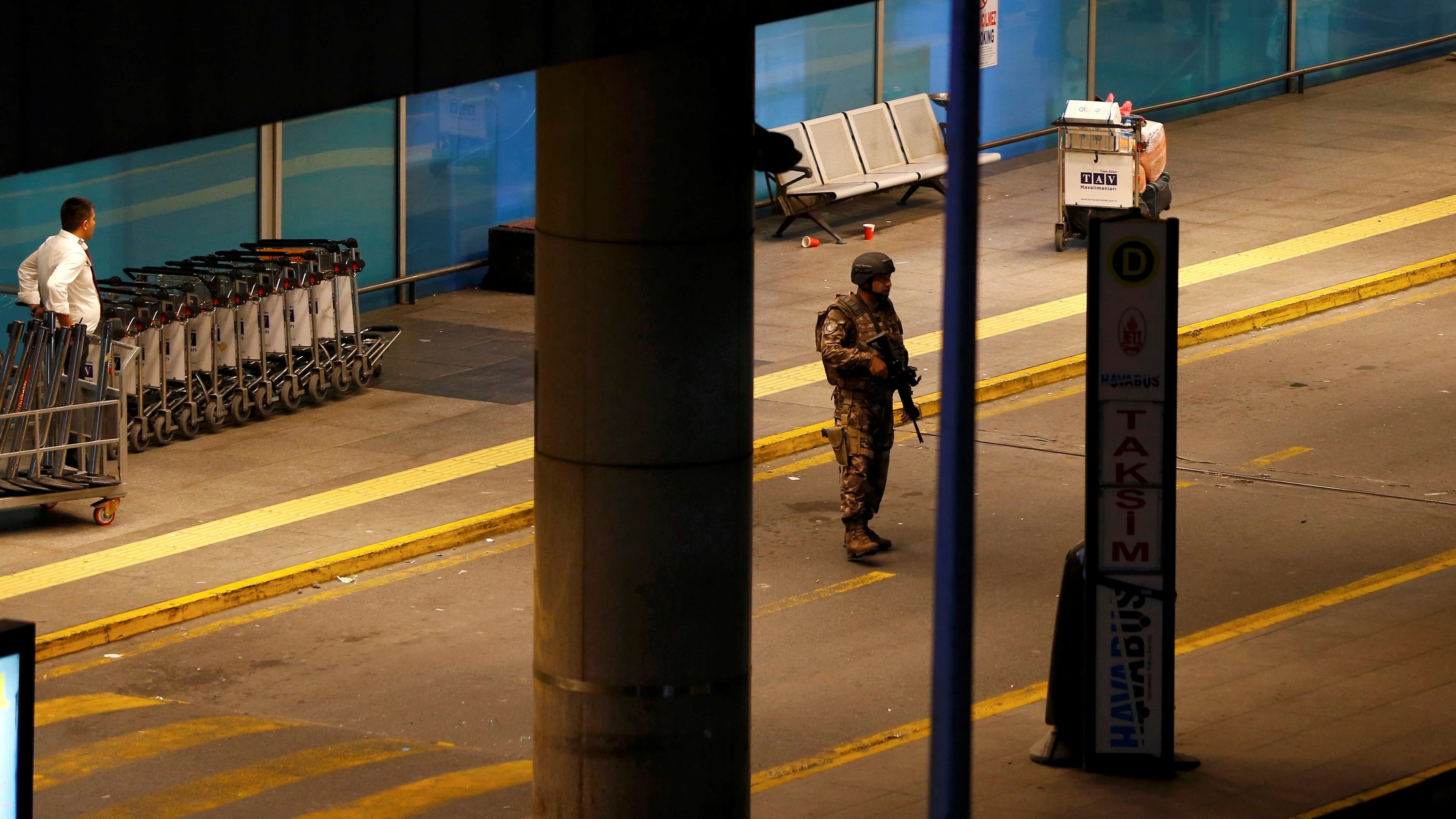 Un militar turco en el aeropuerto de Estambul