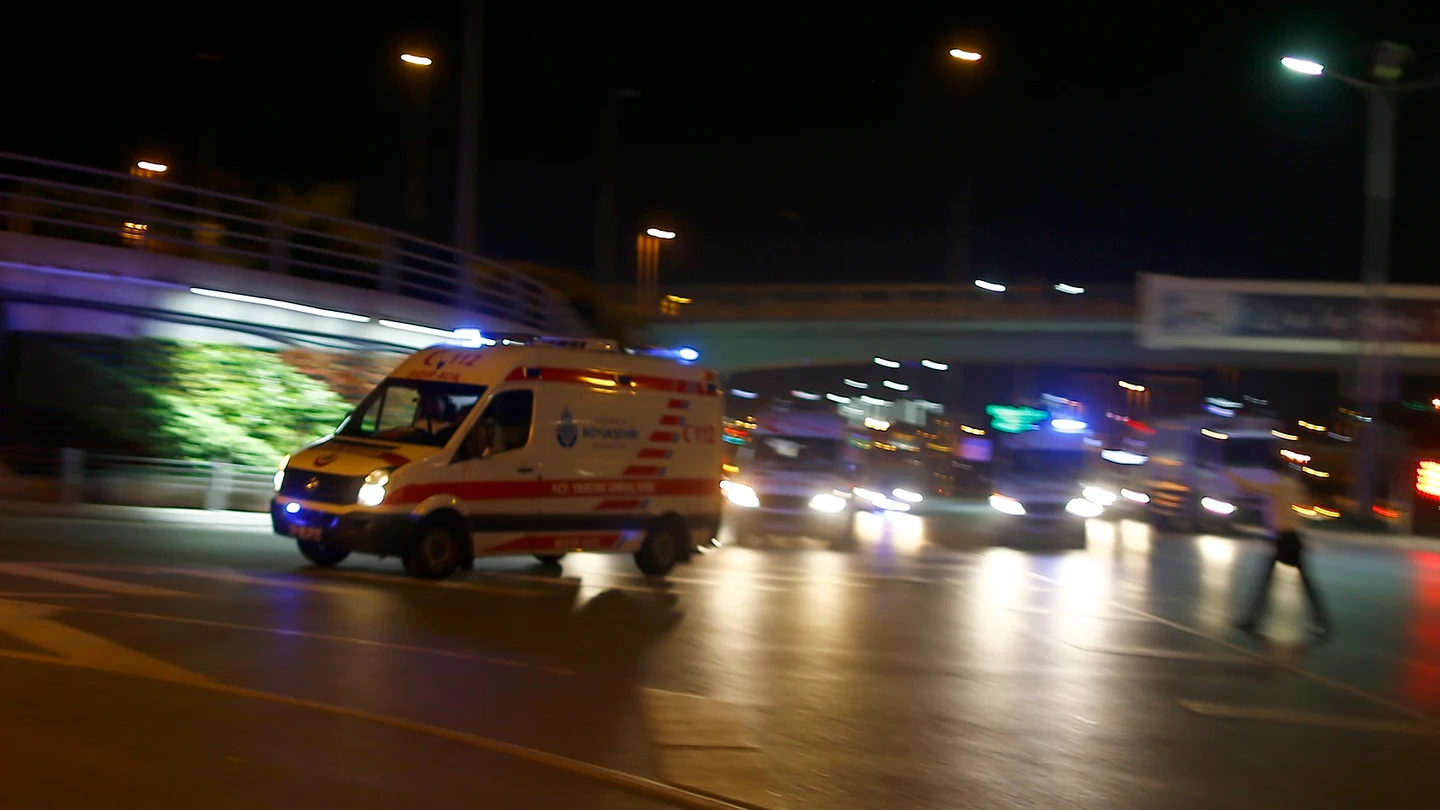 Una ambulancia en la zona del aeropuerto de Estambul Una ambulancia en la zona del aeropuerto de Estambul