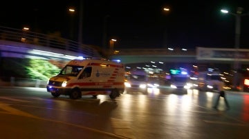 Una ambulancia en la zona del aeropuerto de Estambul