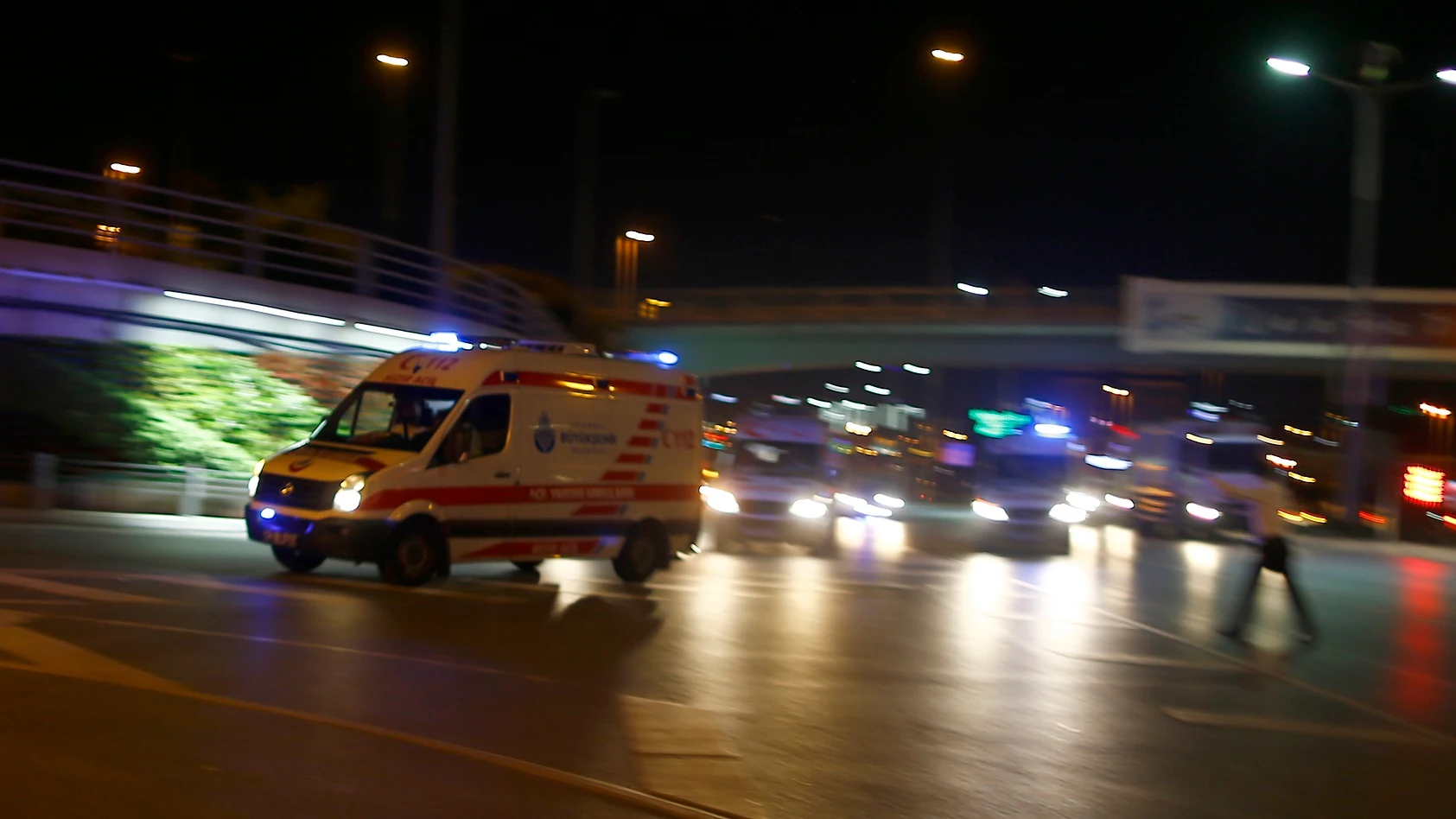 Una ambulancia en la zona del aeropuerto de Estambul