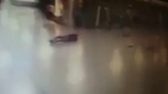 Frame 13.076645 de: Un policía dispara contra uno de los terroristas del aeropuerto de Estambul y huye justo antes de que este se inmole Frame 13.076645 de: Un policía dispara contra uno de los terroristas del aeropuerto de Estambul y huye justo antes de que este se inmole