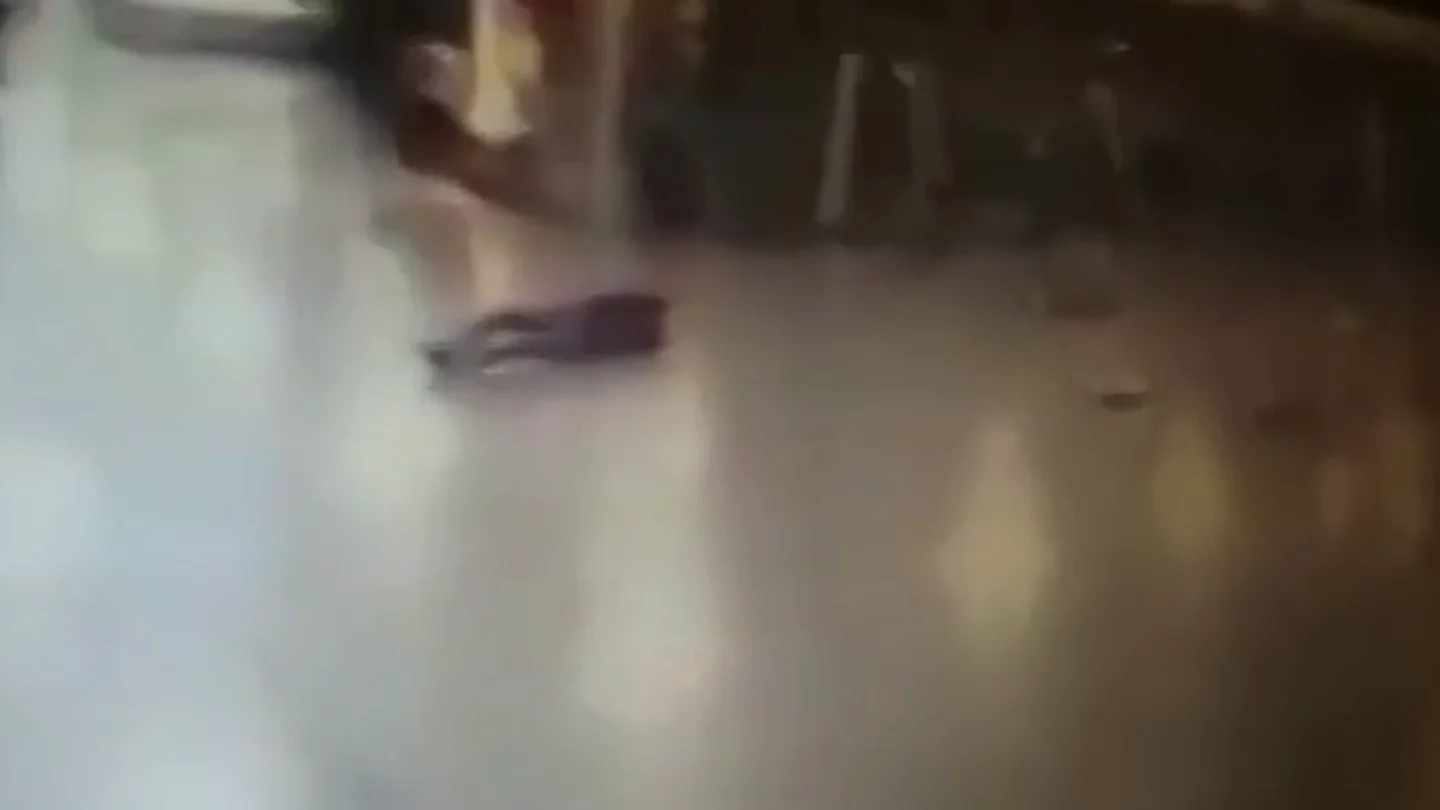 Frame 13.076645 de: Un policía dispara contra uno de los terroristas del aeropuerto de Estambul y huye justo antes de que este se inmole Frame 13.076645 de: Un policía dispara contra uno de los terroristas del aeropuerto de Estambul y huye justo antes de que este se inmole