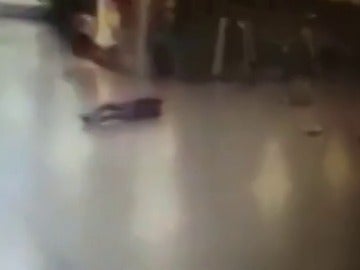 Frame 13.076645 de: Un policía dispara contra uno de los terroristas del aeropuerto de Estambul y huye justo antes de que este se inmole Frame 13.076645 de: Un policía dispara contra uno de los terroristas del aeropuerto de Estambul y huye justo antes de que este se inmole