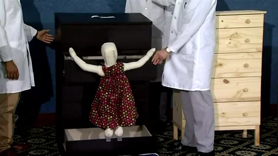 Frame 8.516783 de: Ikea retira 29 millones de cómodas Malm tras confirmarse el fallecimiento de varios niños aplastados Frame 8.516783 de: Ikea retira 29 millones de cómodas Malm tras confirmarse el fallecimiento de varios niños aplastados