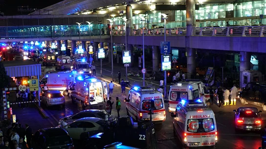 Ambulancias y fuerte dispositivo de seguridad en el aeropuerto de Estambul Ambulancias y fuerte dispositivo de seguridad en el aeropuerto de Estambul