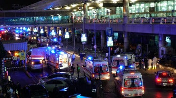 Ambulancias y fuerte dispositivo de seguridad en el aeropuerto de Estambul