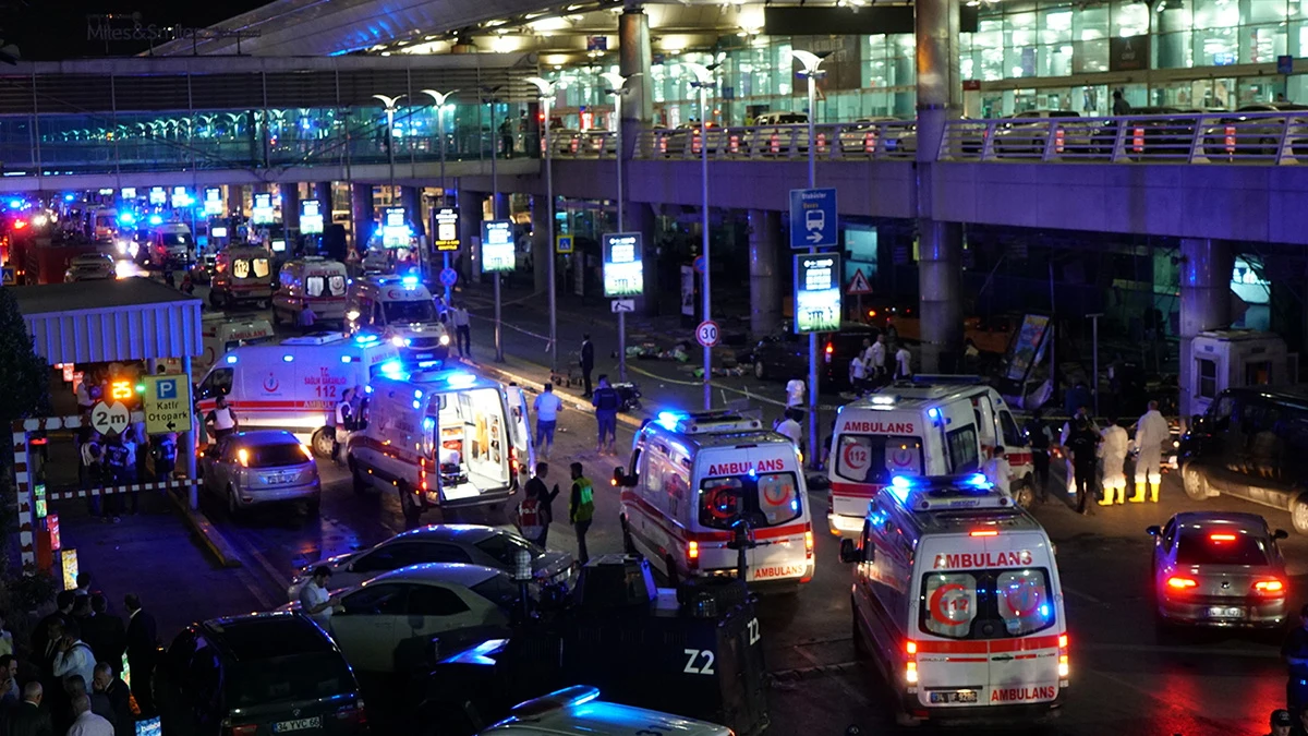 Ambulancias y fuerte dispositivo de seguridad en el aeropuerto de Estambul