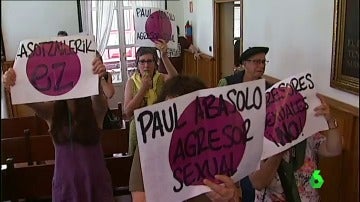 Frame 3.201803 de: Protestas en Portugalete contra el fichaje del jugador condenado por abusos sexuales