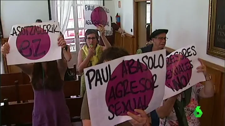 Frame 3.201803 de: Protestas en Portugalete contra el fichaje del jugador condenado por abusos sexuales