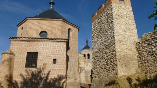 En la imagen la muralla de Olmedo y la iglesia de San Miguel En la imagen la muralla de Olmedo y la iglesia de San Miguel