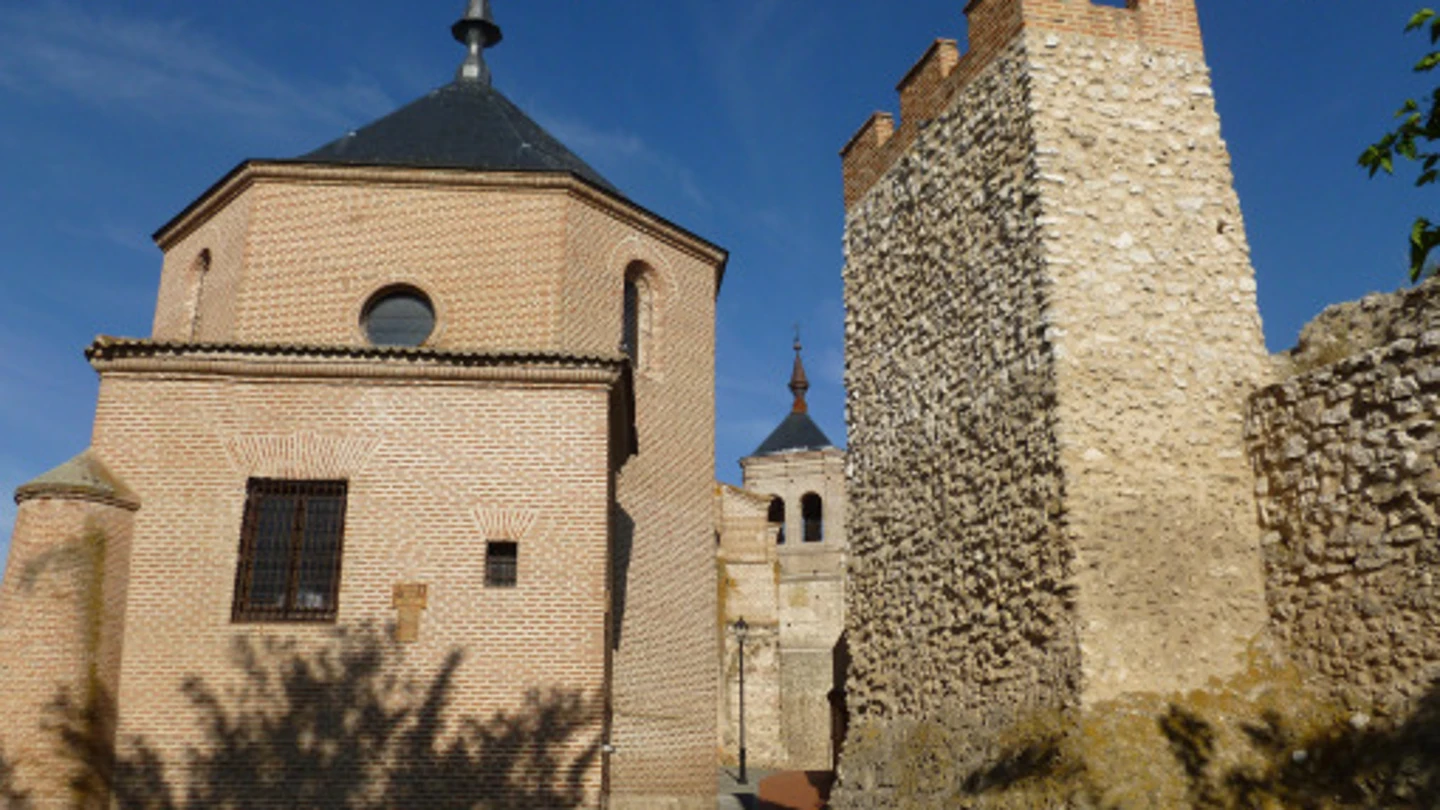 En la imagen la muralla de Olmedo y la iglesia de San Miguel En la imagen la muralla de Olmedo y la iglesia de San Miguel