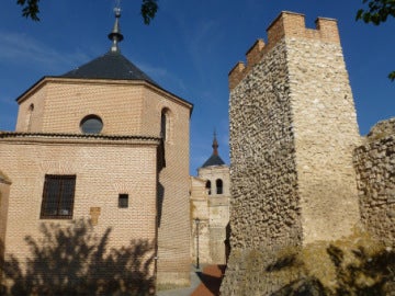 En la imagen la muralla de Olmedo y la iglesia de San Miguel En la imagen la muralla de Olmedo y la iglesia de San Miguel