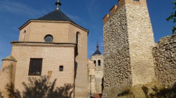 En la imagen la muralla de Olmedo y la iglesia de San Miguel