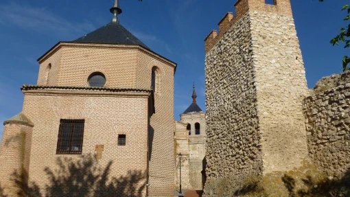 En la imagen la muralla de Olmedo y la iglesia de San Miguel