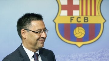 Josep María Bartomeu, junto al escudo del Barcelona