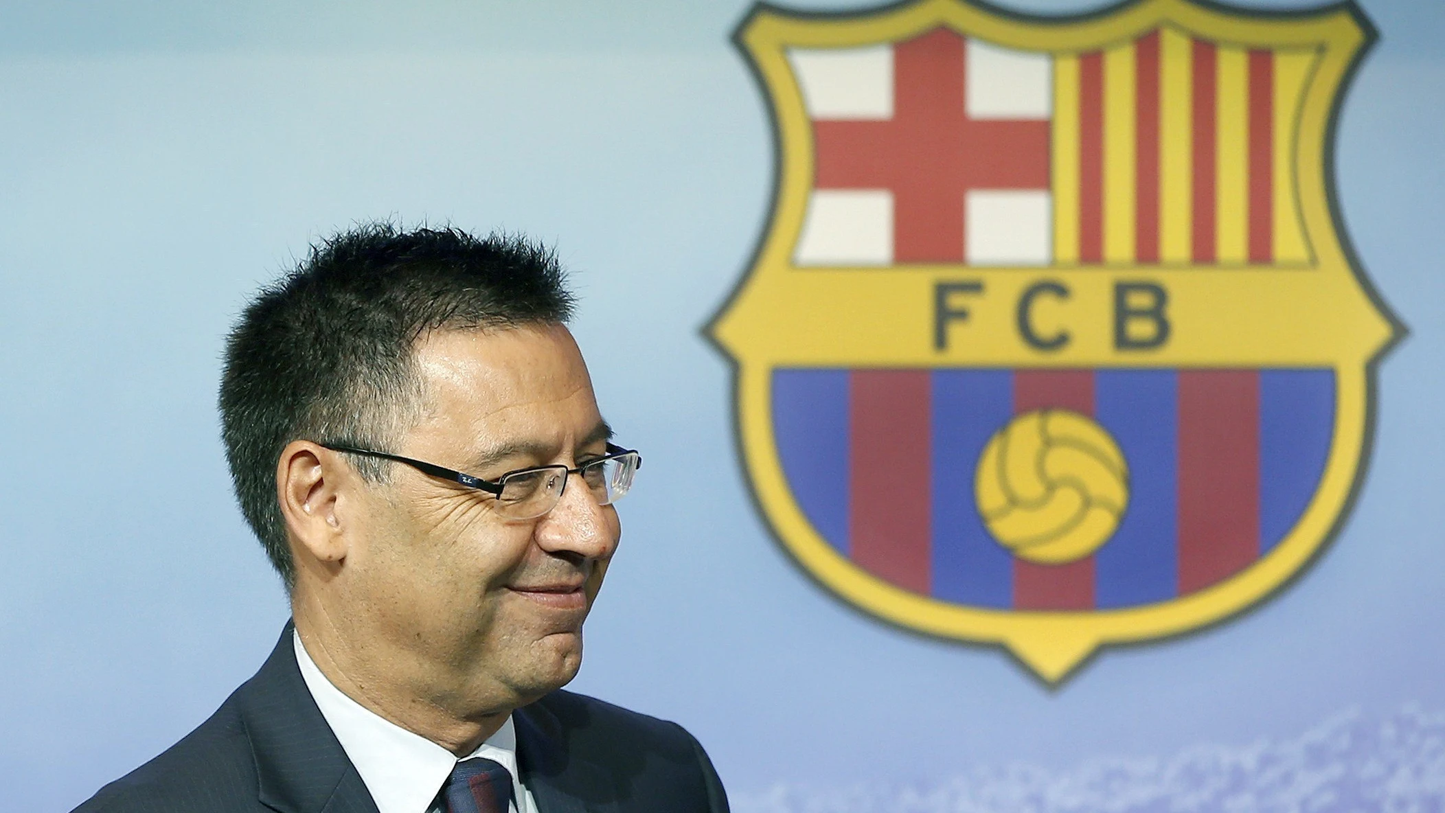 Josep María Bartomeu, junto al escudo del Barcelona