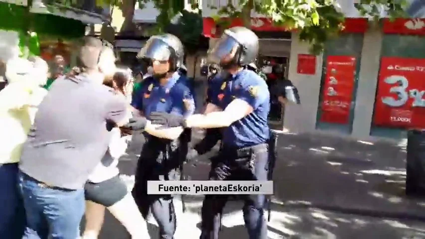 Frame 9.618289 de: Tensión durante el desahucio de una familia con siete hijos, cinco de ellos menores, en Alcorcón