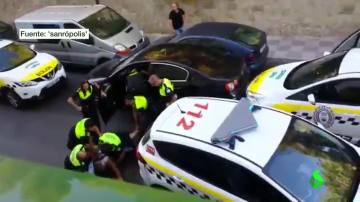 Agentes de la policía detienen a un delincuente en Cádiz