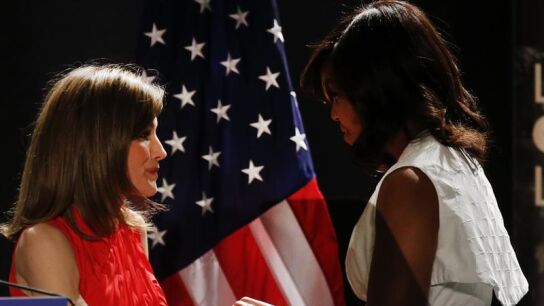 Michelle Obama y do&ntilde;a Letizia se saludan