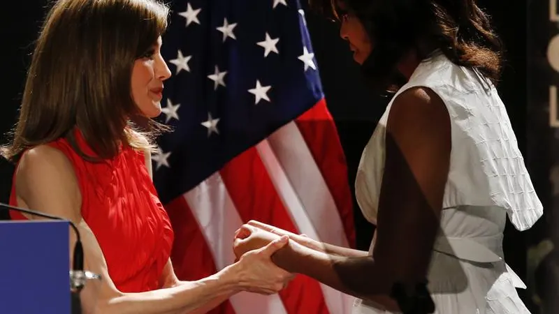 Michelle Obama y doña Letizia se saludan