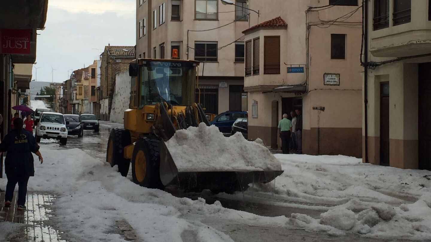 Las m&aacute;quinas ayudaron a normalizar la situaci&oacute;n tras la granizada