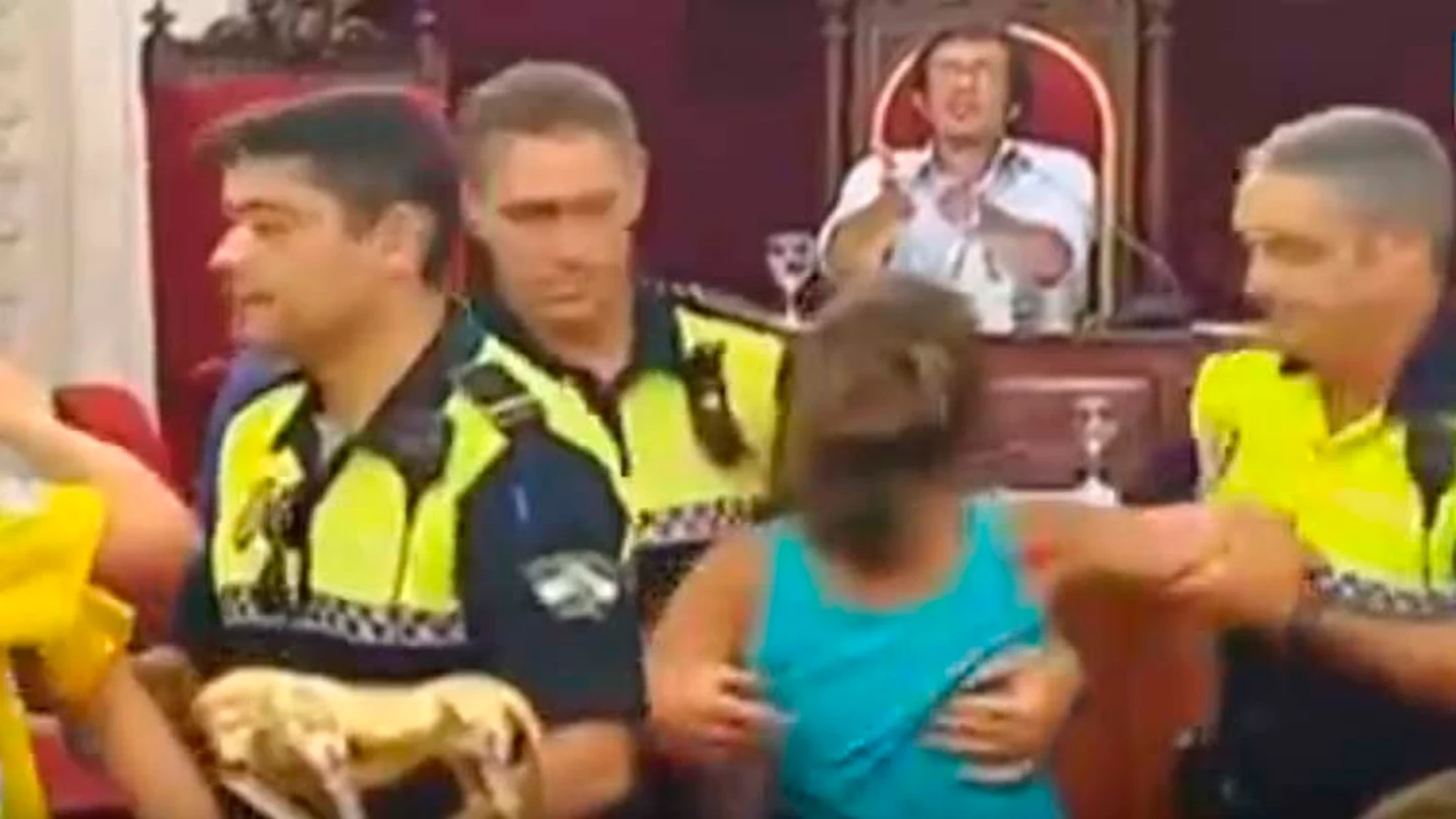 Un matrimonio vuelve a irrumpir en un pleno para increpar a Kichi Un matrimonio vuelve a irrumpir en un pleno para increpar a Kichi