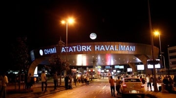 Policías aseguran el área donde un atentado perpetrado en el mayor aeropuerto de Estambul