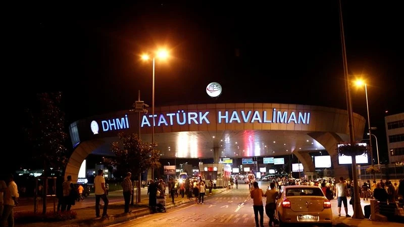 Policías aseguran el área donde un atentado perpetrado en el mayor aeropuerto de Estambul