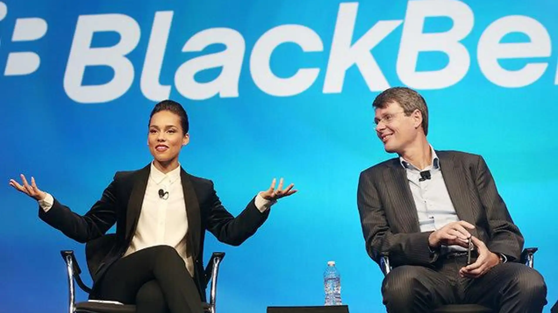 Alicia Keys, premonitoria en su presentación, haciendo un ¯\_(ツ)_/¯ junto a Thorsten Heins