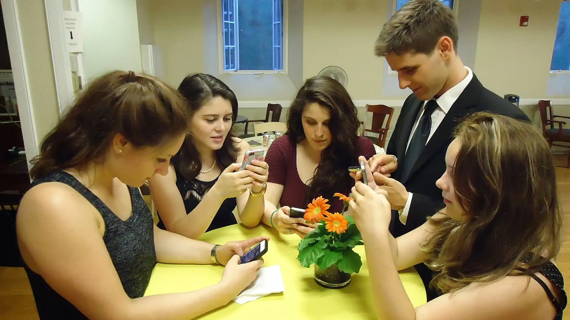 Gente joven con sus teléfonos móviles