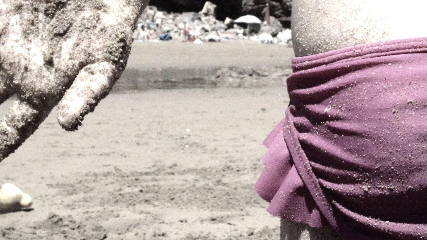 Imagen de una joven en ba&ntilde;ador