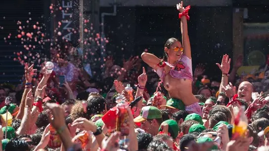 Una joven se levanta la camiseta en San Fermín Una joven se levanta la camiseta en San Fermín