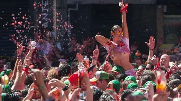 Una joven se levanta la camiseta en San Fermín