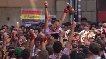 Una joven se levanta la camiseta en San Fermín