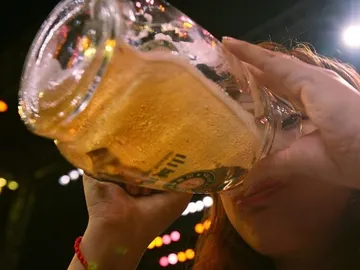 Cada vez que te bebes cuatro cervezas es como si te comieras una hamburguesa Cada vez que te bebes cuatro cervezas es como si te comieras una hamburguesa