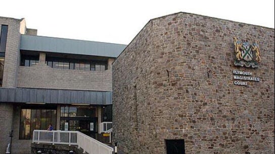 Exterior del tribunal de Plymouth
