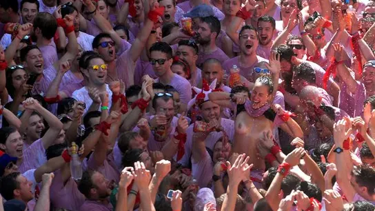 Una joven se levanta la camiseta en San Fermín Una joven se levanta la camiseta en San Fermín