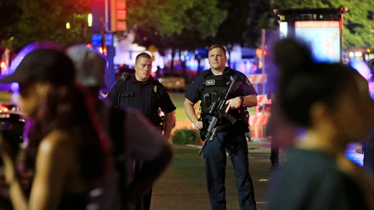 Varios policías custodian la zona de Dallas donde varios policías han sido tiroteados Varios policías custodian la zona de Dallas donde varios policías han sido tiroteados