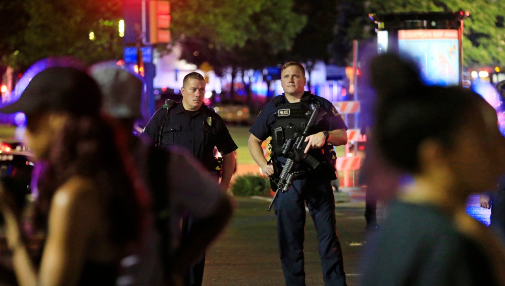 Varios policías custodian la zona de Dallas donde varios policías han sido tiroteados