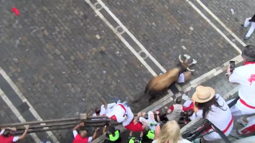 Frame 101.864462 de: Segundo encierro muy peligroso en San Fermín con seis heridos por asta de toro Frame 101.864462 de: Segundo encierro muy peligroso en San Fermín con seis heridos por asta de toro