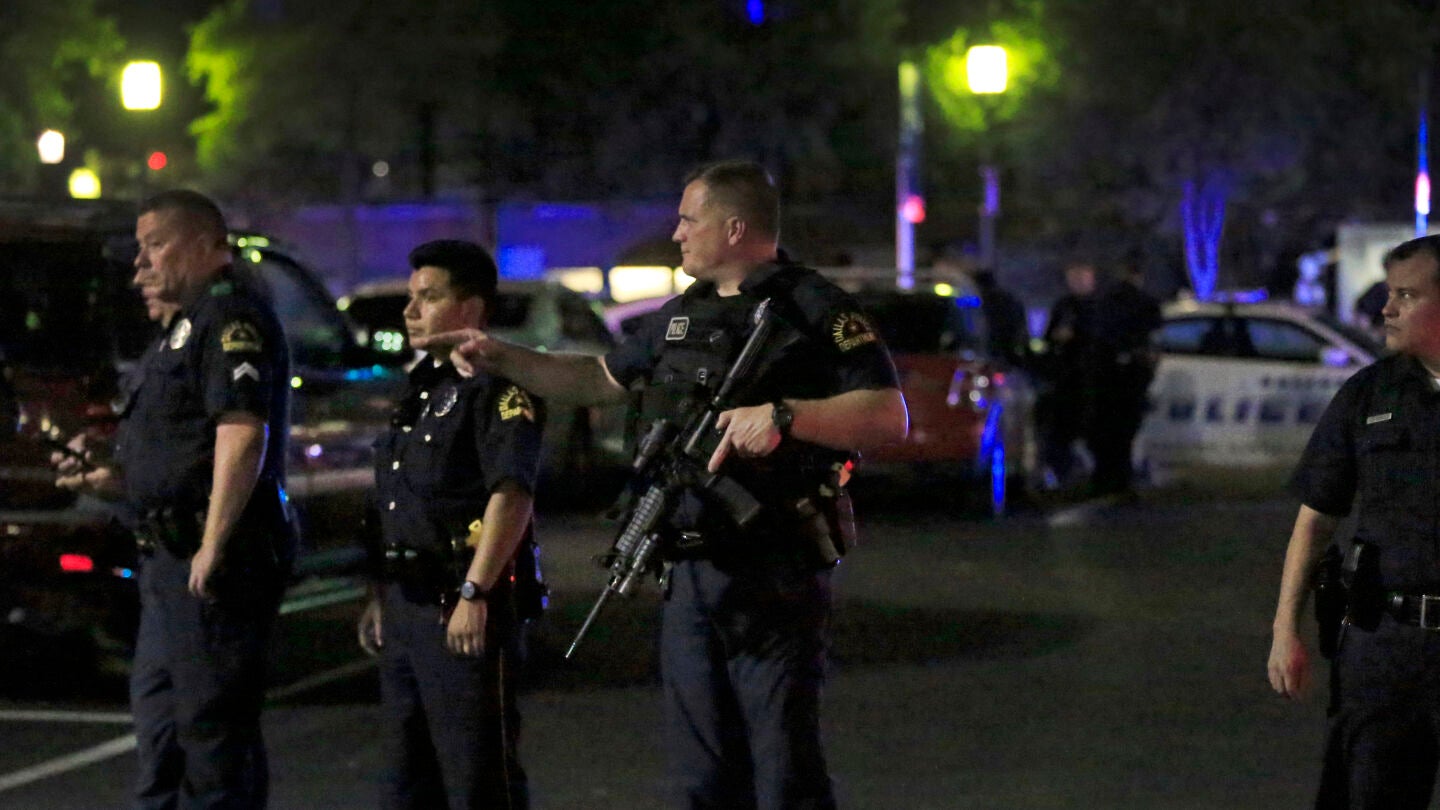 Polic&iacute;as en la escena del tiroteo en Dallas