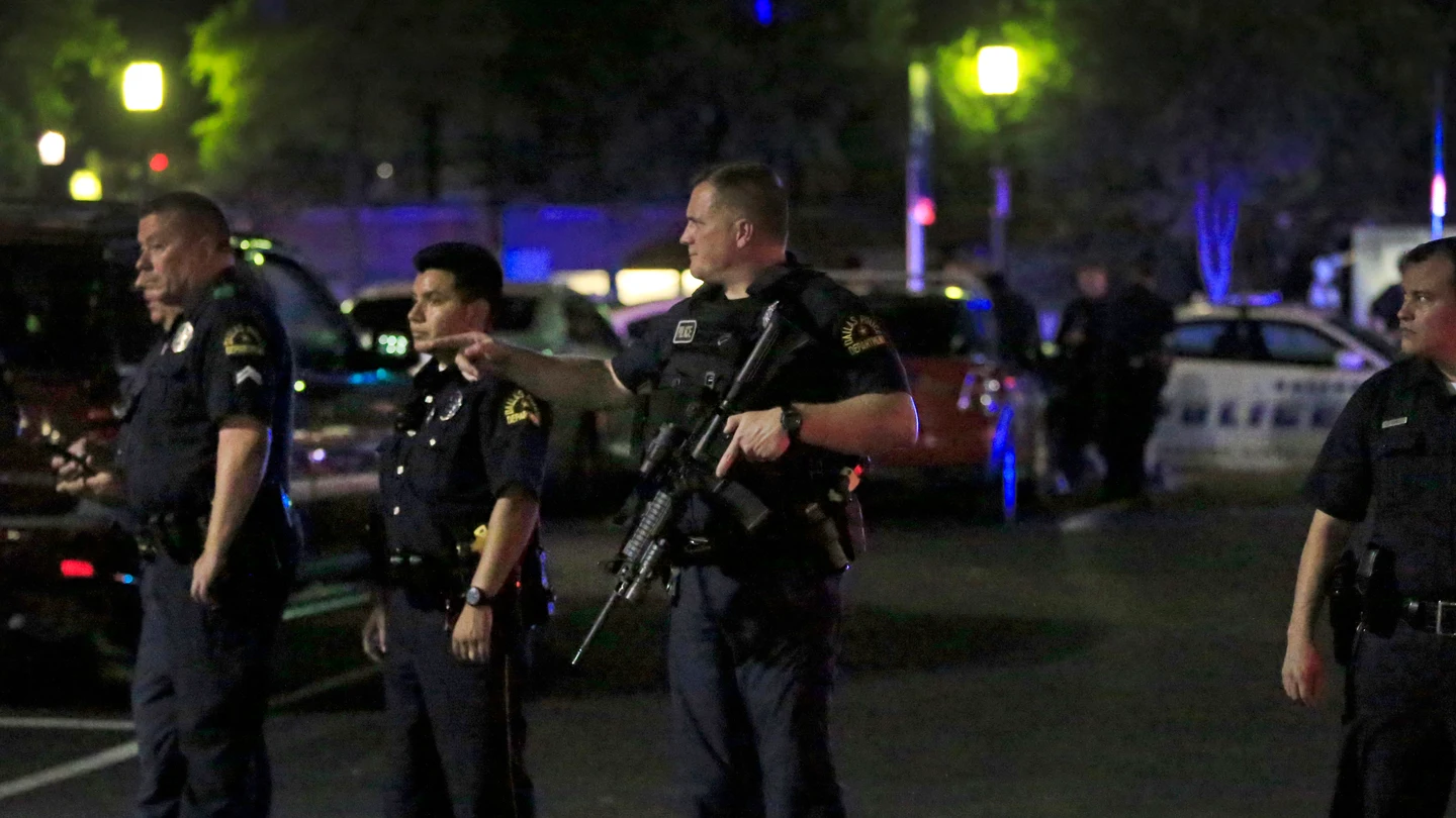 Policías en la escena del tiroteo en Dallas Policías en la escena del tiroteo en Dallas