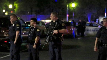 Policías en la escena del tiroteo en Dallas