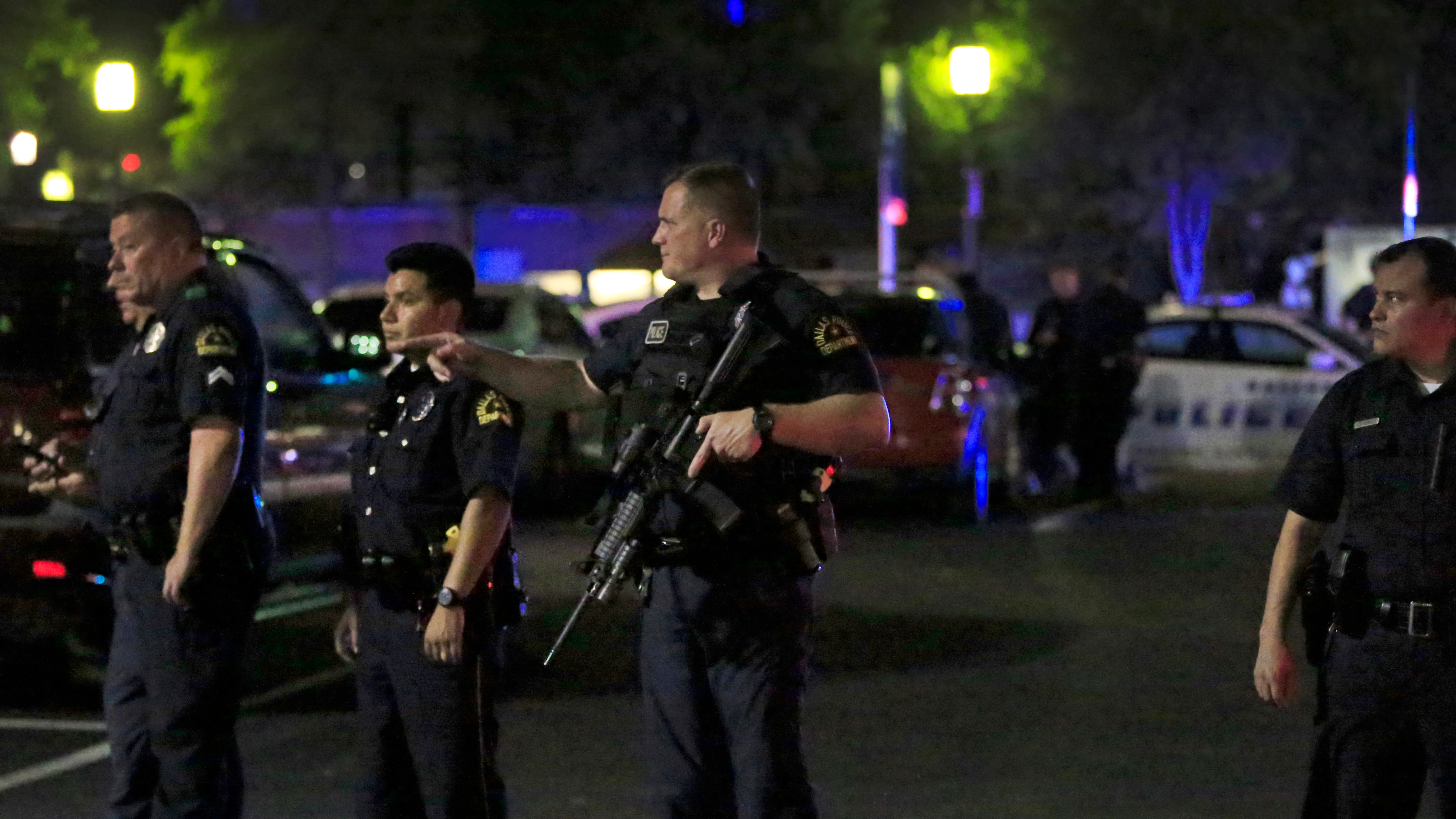 Policías en la escena del tiroteo en Dallas
