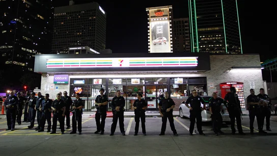 Agentes de la policía de Dallas permanecen en guardia en la esquina de Ross Avenue con Griffin Street durante una manifestación contra la violencia policial hacia los negros en EEUU  Agentes de la policía de Dallas permanecen en guardia en la esquina de Ross Avenue con Griffin Street durante una manifestación contra la violencia policial hacia los negros en EEUU