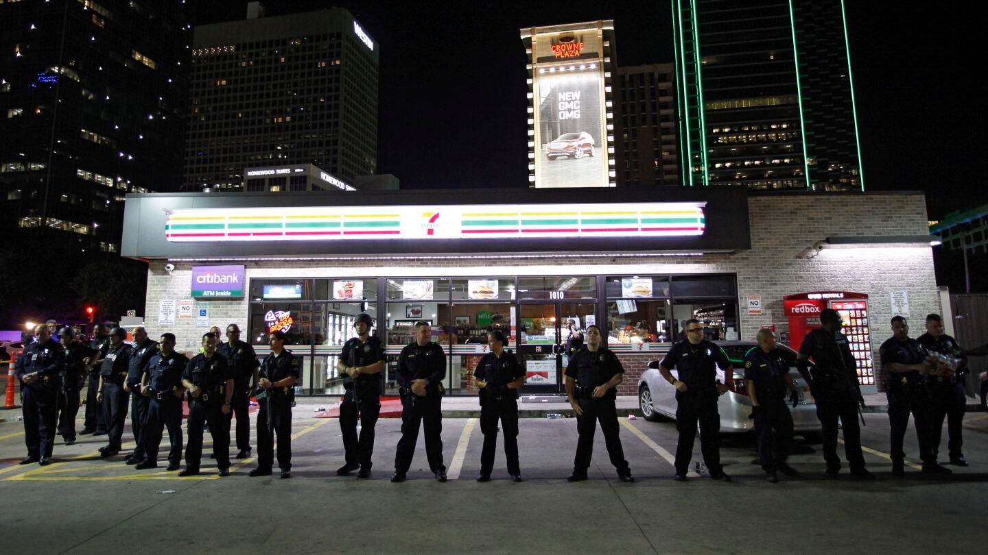 Agentes de la polic&iacute;a de Dallas permanecen en guardia en la esquina de Ross Avenue con Griffin Street durante una manifestaci&oacute;n contra la violencia policial hacia los negros en EEUU 