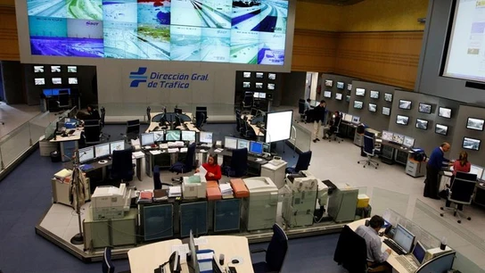 Vista general del centro de pantallas del Centro de Gestión de Tráfico de la Dirección General de Tráfico (DGT) Vista general del centro de pantallas del Centro de Gestión de Tráfico de la Dirección General de Tráfico (DGT)