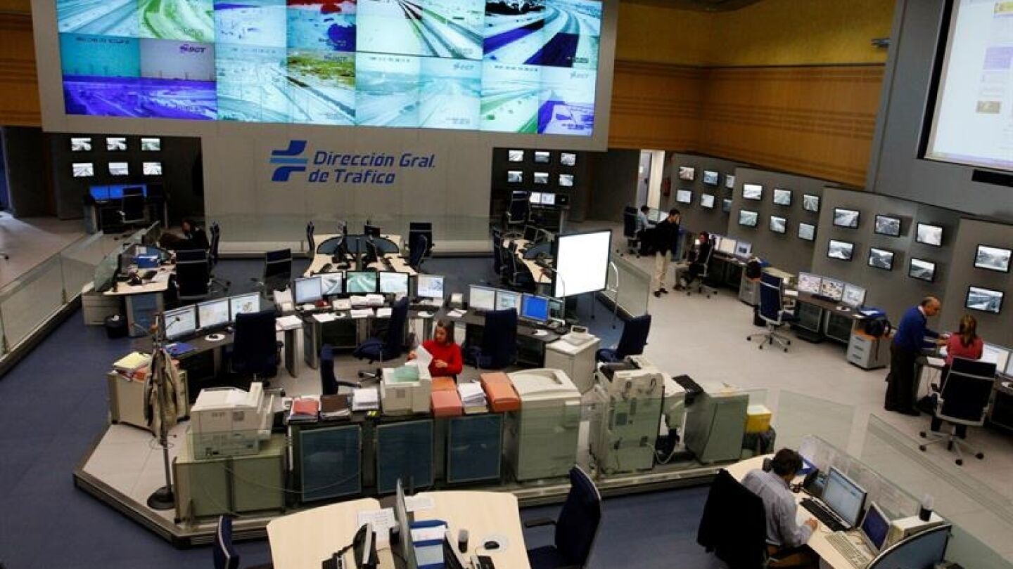 Vista general del centro de pantallas del Centro de Gesti&oacute;n de Tr&aacute;fico de la Direcci&oacute;n General de Tr&aacute;fico (DGT)
