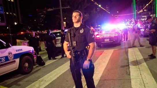 Un policía, durante las protestas en Dallas Un policía, durante las protestas en Dallas